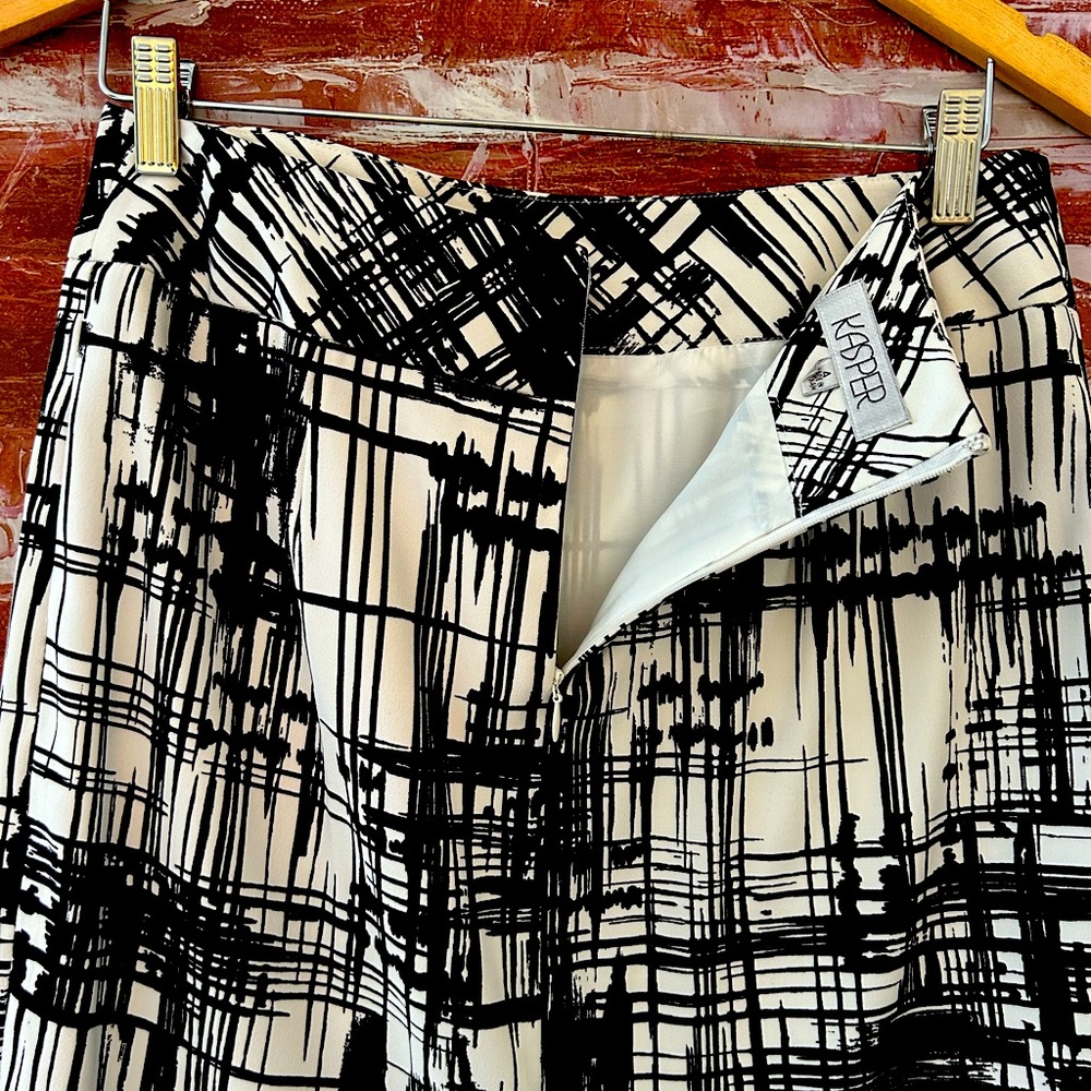 Black and white design Kasper skirt - Picture 2 of 2